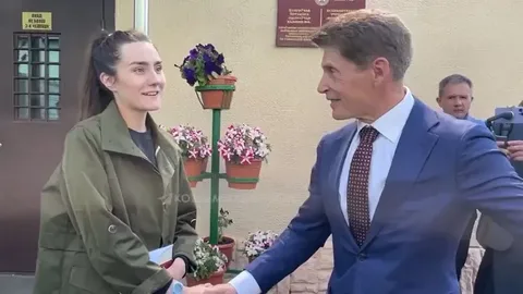 А где оркестр, цветы, ковровая дорожка?