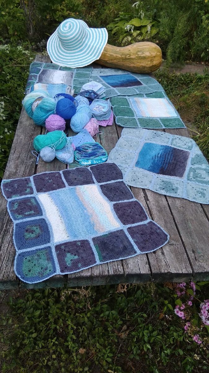 Ниточки в квадратиках вокруг "экранов" с переходом от антрацитового в зелёный, в светло-зелёный и в светло-серый с мятным оттенком.