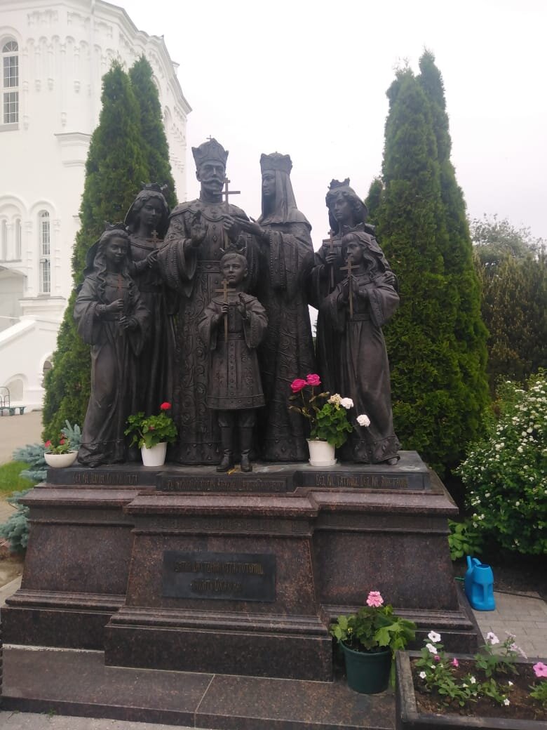 Памятник Царственным страстотерпцам на  Соборной площади монастыря