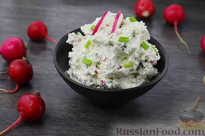 творог, редис, лук зелёный, чеснок, сметана, соль, перец чёрный молотый