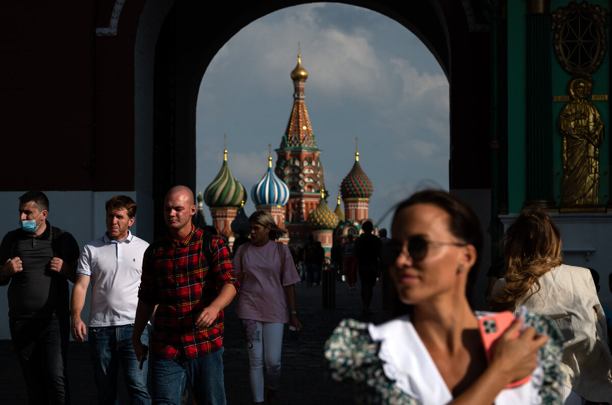 Риа новости последние. Москва люди. Россияне на красной площади. Путин на красной площади. Красная площадь Москва 2022.