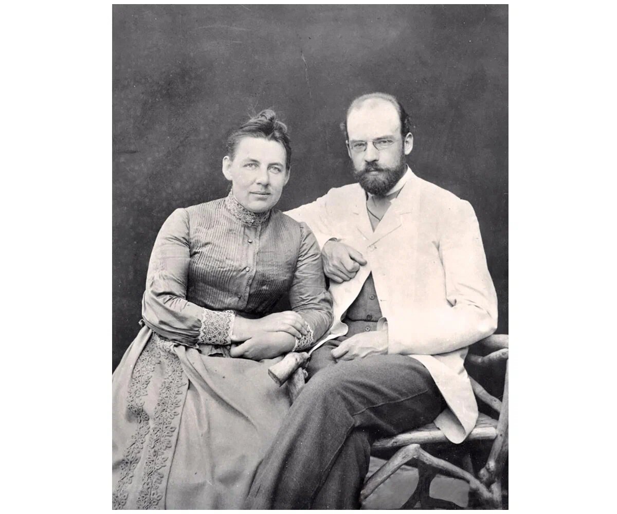 Фото: Илья Семёнович Остроухов (1858-1929) и его жена, Надежда Петровна Боткина (1858 - 1935), дочь богатого торговца чаем. Фотография 1889 или начала 1890-х гг. 