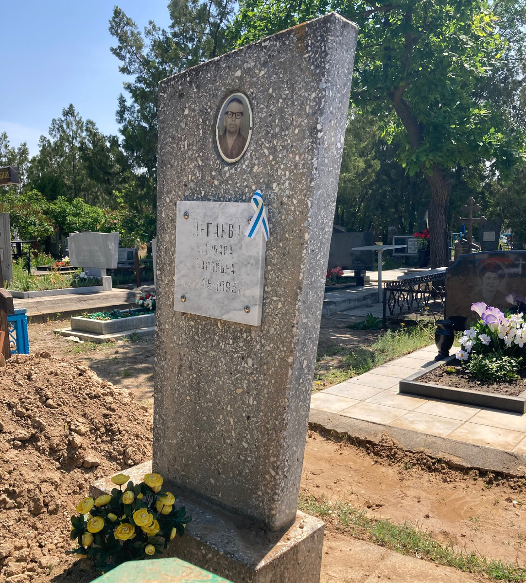 1905 - 1995 год выбито на памятнике. Числа нет ни у кого, но все знают, что рядом лежат те, кто погиб в те июньские дни
