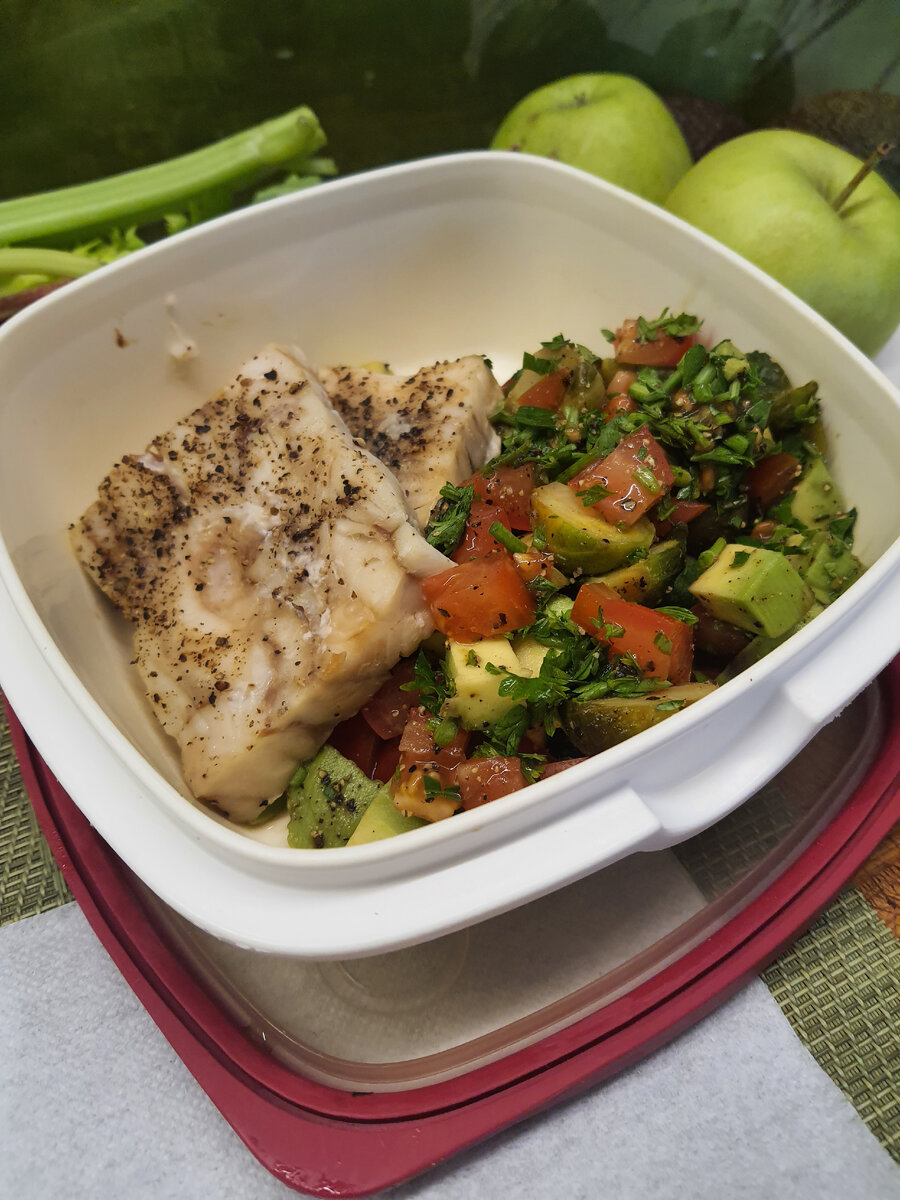 Салат из томатов с авокадо + филе минтая 