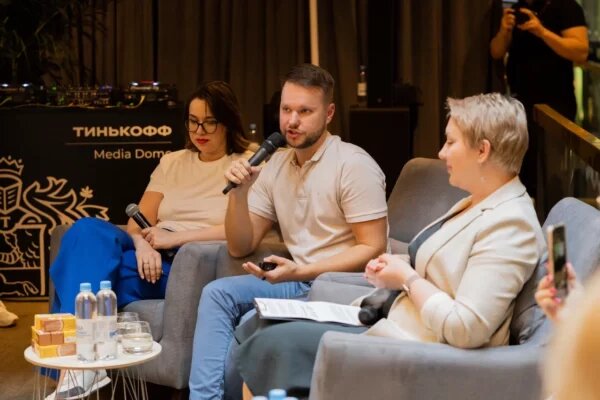 Слева направо: Наталья Цеберс, Алексей Попович и представитель Тинькофф Медиа. Фото: ВкусВилл