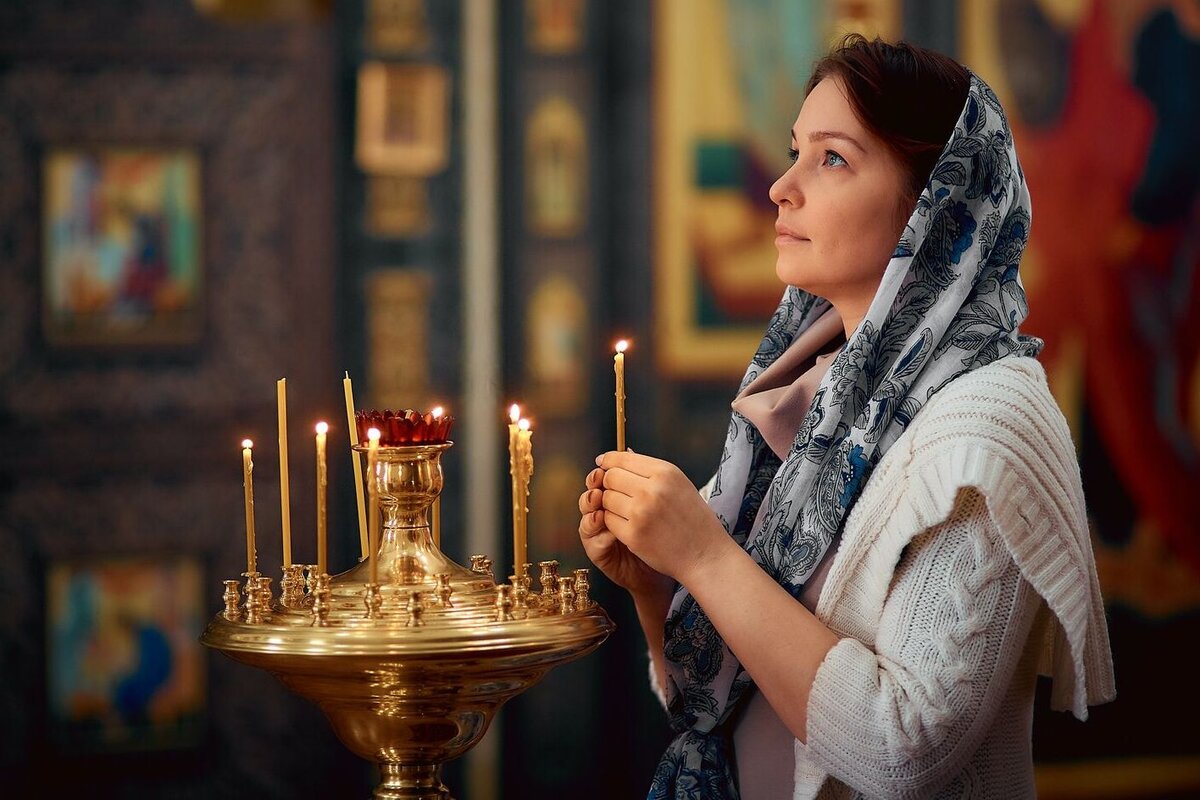 Православная девушка в храме. Храм. Молилися. Человек молится в храме. Человек молится на коленях.