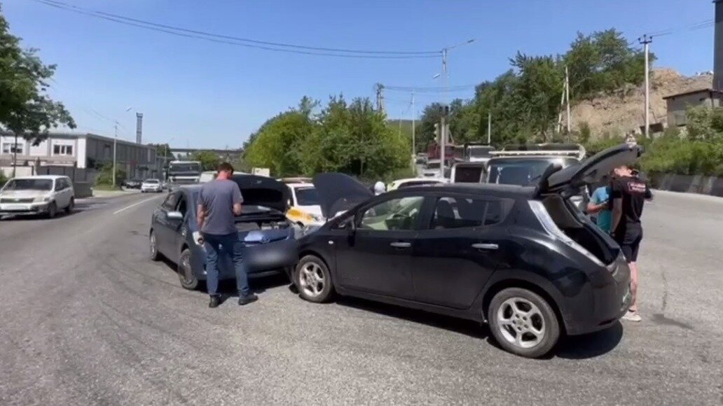     Массовое ДТП произошло в районе улицы Снеговая во Владивостоке. Водитель Nissan Leaf выехал на запрещающий сигнал светофора и устроил настоящий автозамес.