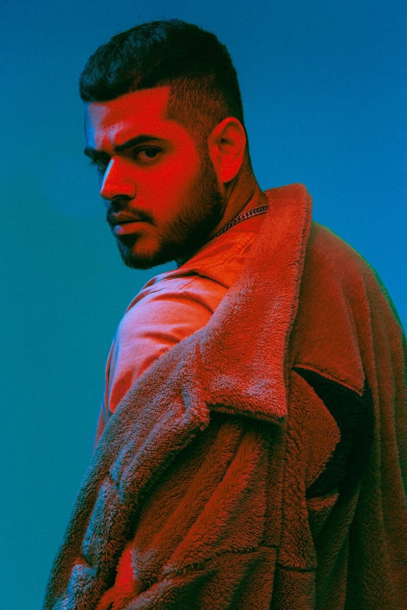 Родился Роман Каграманов в небольшом городке Краснодарского края Гулькевичи 2 июня 1996 года. О родителях этого талантливого парня нет никаких сведений, он предпочитает не распространяться о близких людях. Известно, что Роман рос вместе с двумя сестрами – Ниной и Милой. Они уже давно получили дипломы престижных вузов, живут и работают в столице. Мила замужем, у нее подрастают двое детишек, племянников Романа. Кстати сказать, молодой человек их очень любит и проводит с ними достаточно времен.  2016-м на странице во «ВКонтакте» Роман выложил записи своих первых композиций. Друзья и поклонники тепло отозвались о новой грани его творчества. Воодушевленный первым успехом, Каграманов организовал собственную группу Roma_Singer, и вместе с ребятами участвовал в престижных проектах родного региона. Тогда же среди его знакомых появилось много творческих людей, в основном, из мира музыки.Вскоре имя Романа Каграманова стало известно каждому жителю его родного городка. Молодой человек переехал в Краснодар, и там тоже приобрел звездный статус. На него посыпались предложения о сотрудничестве. Романа звали сниматься в рекламе, приглашали на концерты и другие мероприятия. Группа Roma_Singer завоевала победу в проекте «Вокалист», участвовала в шоу «Соло» и вышла в финал фестиваля «Музыка Парков». После этого музыкантов постоянно приглашали на местное телевидение и радио.