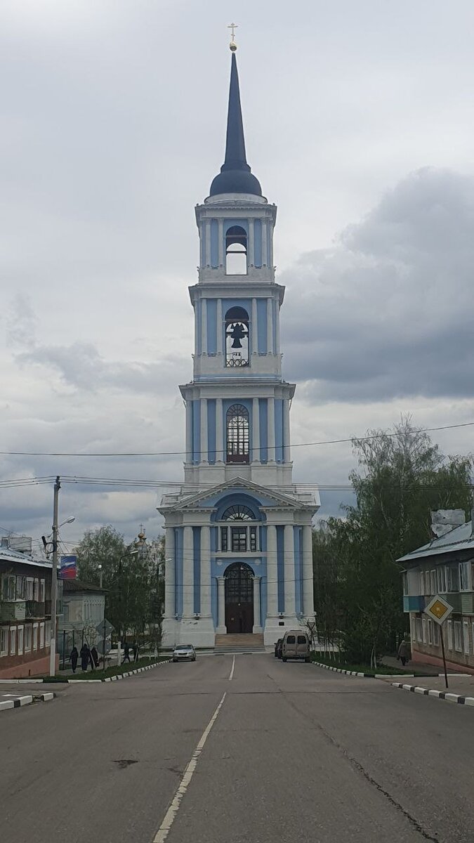 На фото - один из символов города Венёва - Николаевская колокольня (колокольня церкви Николая Чудотворца). Фото автора.