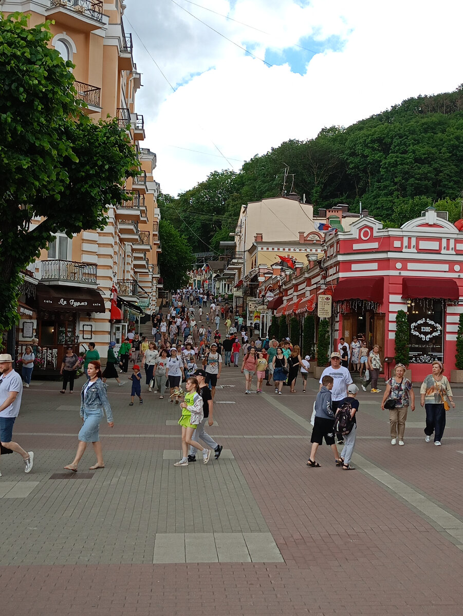 По этой улице катились апельсины. 