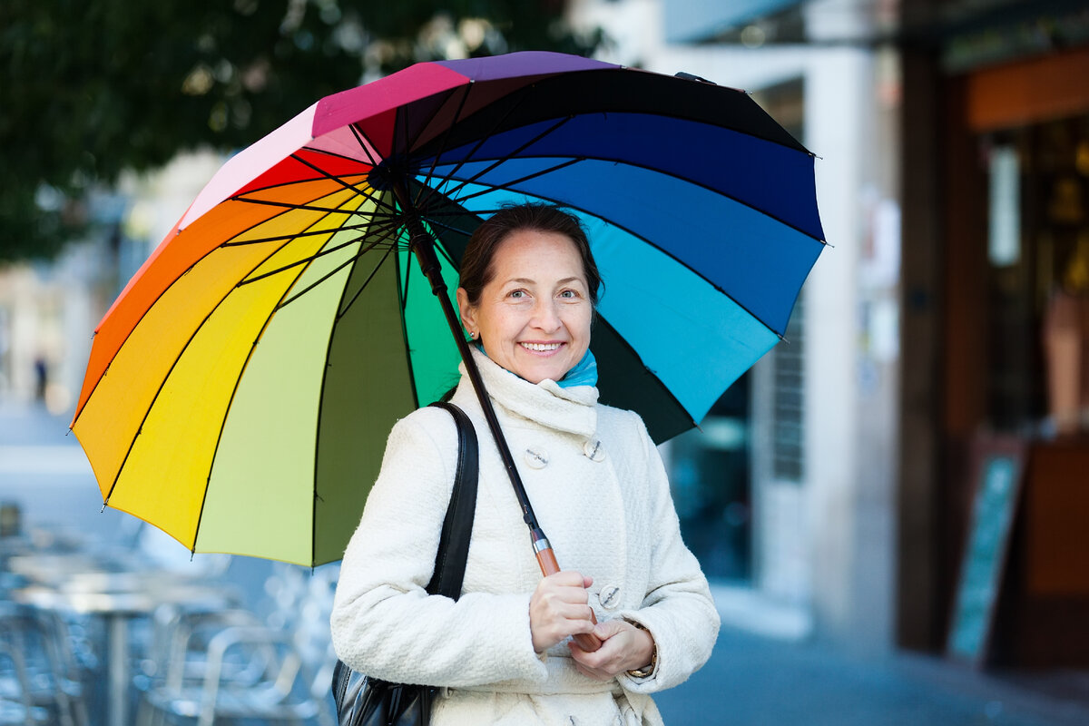 <a href="https://ru.freepik.com/free-photo/mature-woman-with-umbrella-in-autumn_1474860.htm#page=3&query=%D0%B6%D0%B5%D0%BD%D1%89%D0%B8%D0%BD%D0%B0%20%D0%B8%D0%B4%D0%B5%D1%82%20%D0%BF%D0%BE%D0%B4%D0%B4%20%D0%B4%D0%BE%D0%B6%D0%B4%D0%B5%D0%BC%20%D1%81%20%D1%86%D0%B2%D0%B5%D1%82%D0%BD%D1%8B%D0%BC%20%D0%B7%D0%BE%D0%BD%D1%82%D0%B8%D0%BA%D0%BE%D0%BC&position=29&from_view=search&track=ais">Изображение от bearfotos</a> на Freepik
