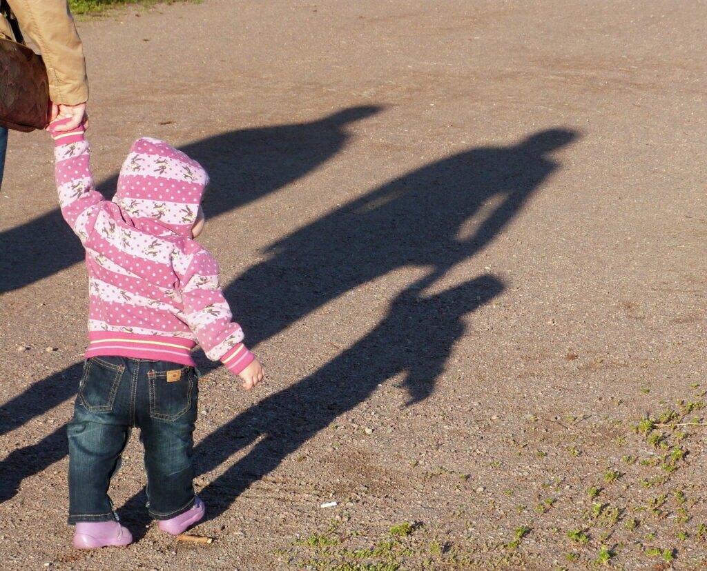    Родителей маленькой девочки разыскивают в Невском районе. Фото: Baltphoto/Елена Яковлева