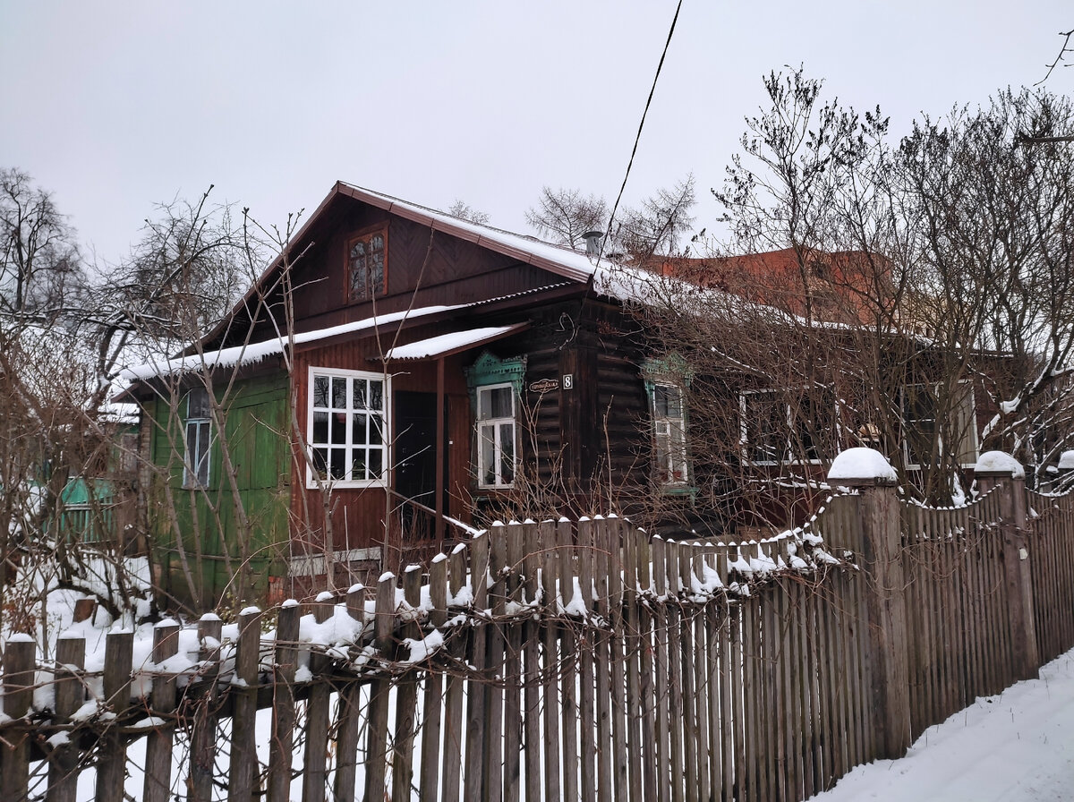 Вид на дом и старую пристройку сбоку, зима 2022-2023