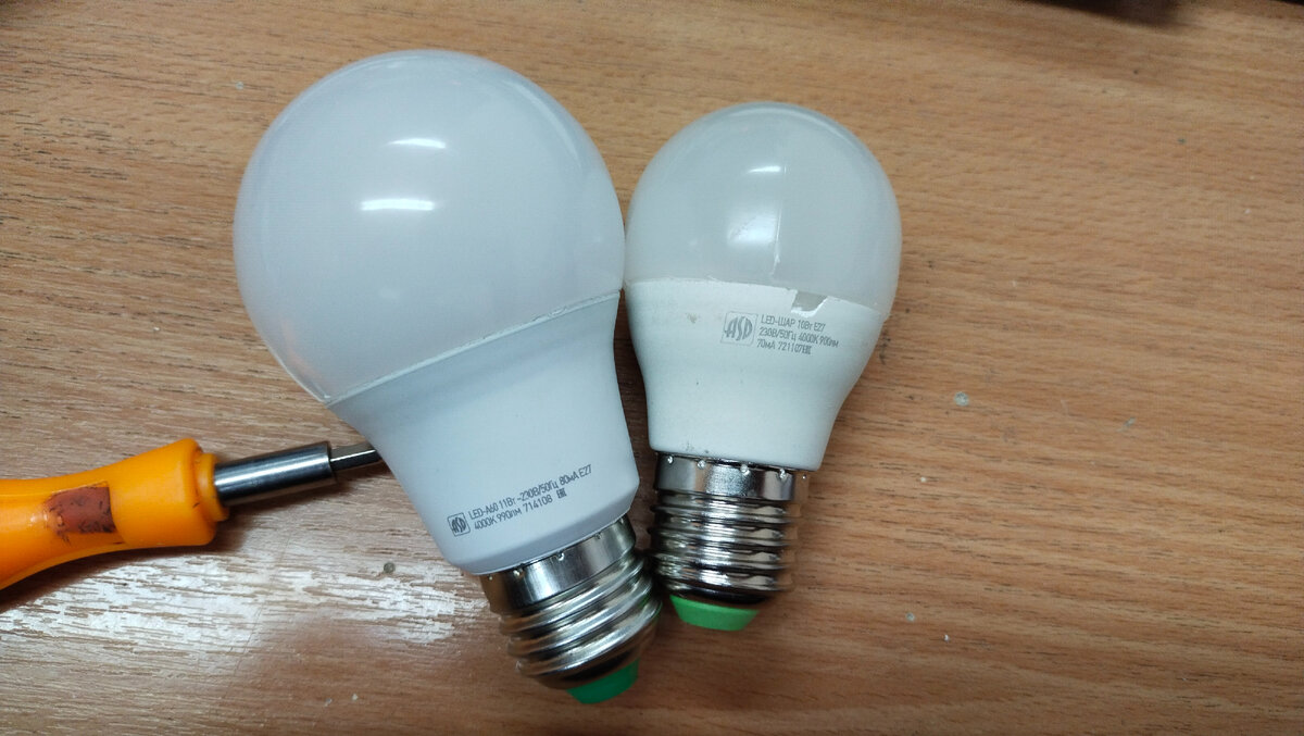 Две лампы одного производителя