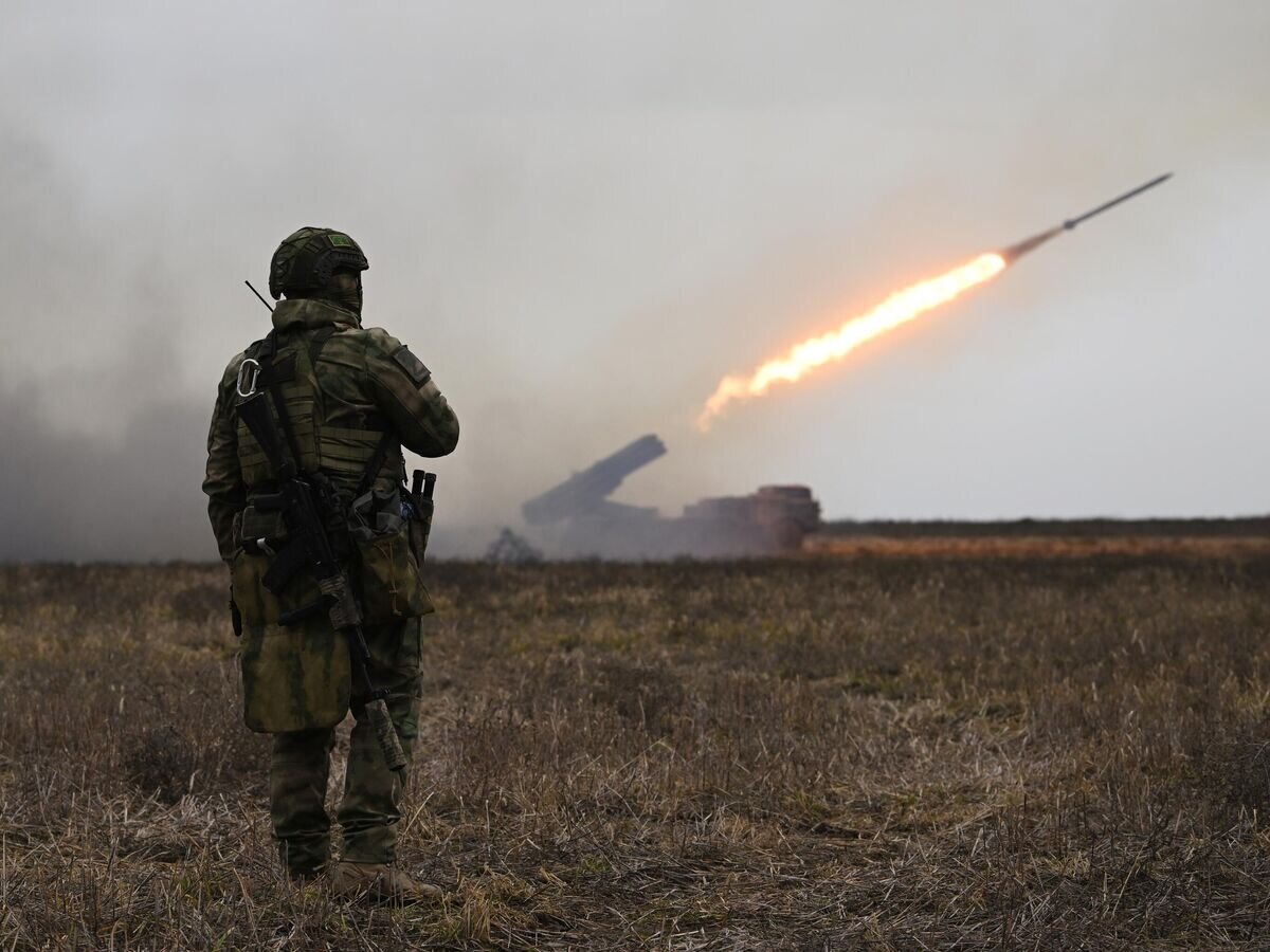    Военнослужащий артиллерийского расчета реактивной системы залпового огня (РСЗО) "Ураган" вооруженных сил РФ работает по позициям ВСУ в южном секторе СВО© РИА Новости / Алексей Майшев