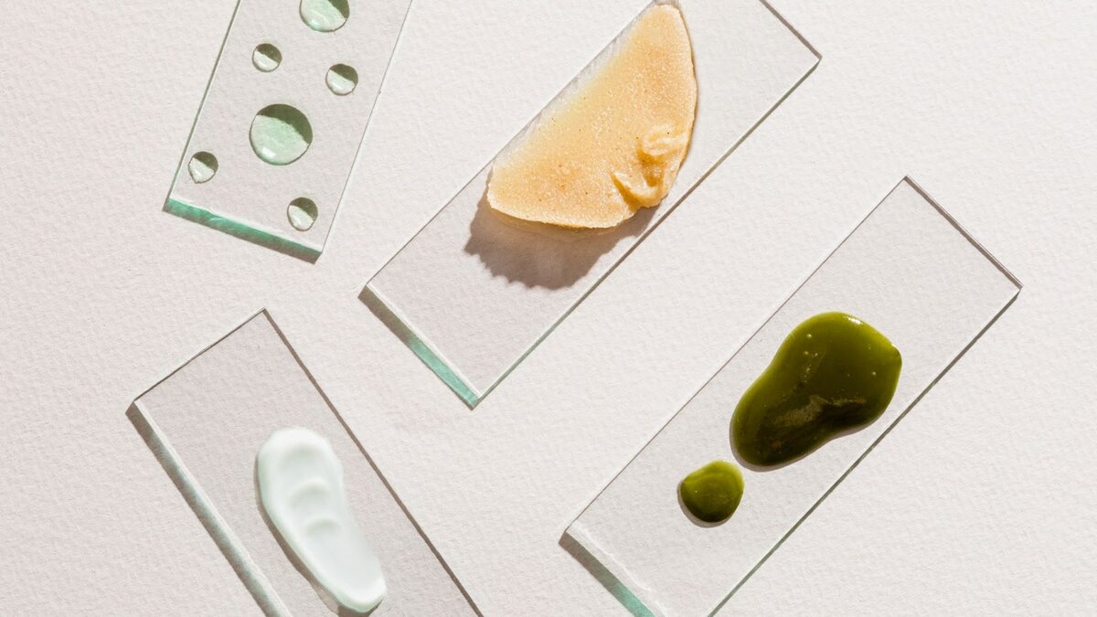 На основе водорослей делают маски для тела, волос, лица, скрабы, кремы и другую косметику