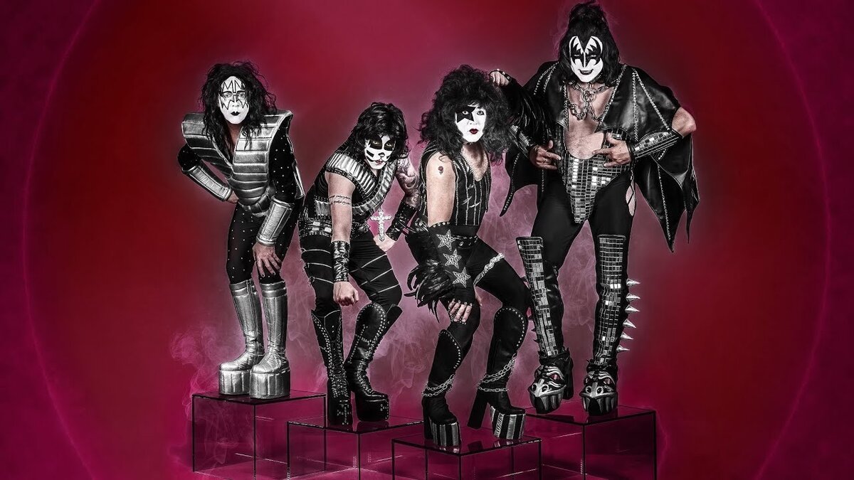 Рихард является фанатом рок - группы KISS. Однажды его отчим порвал плакат с изображением музыкантов, и Круспе склеивал его всю ночь