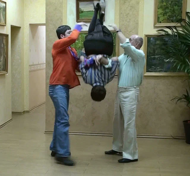 Стрёмный элемент из танца «Курим на смех», который однажды закончился моим падением вниз. Здесь мы исполняем уже хорошо отрепетированный его вариант в офисе ИРИО на Чистопрудном бульваре. 29 декабря 2012 г.