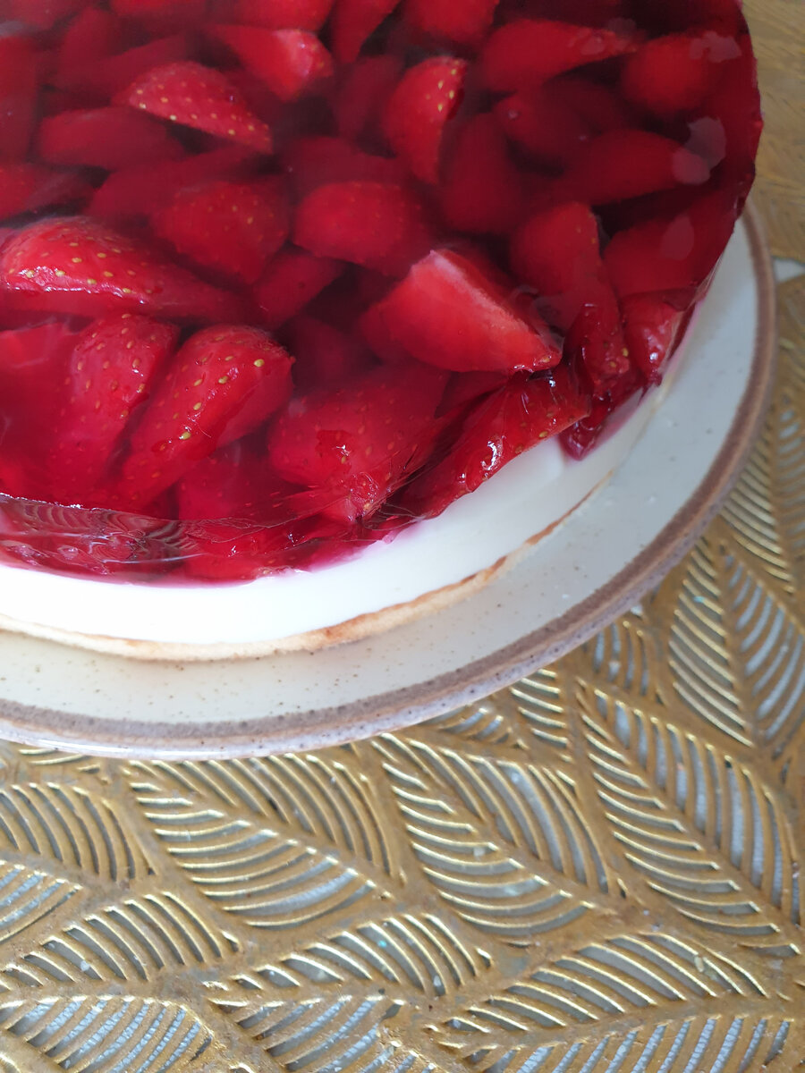 К сожалению недостаток витамина Д в нашей пасмурной Москве довольно часто встречается. С едой его получить сложно, поэтому приходиться брать витаминные комплексы. Витамин Д усваивается только в жирорастворимой форме, поэтому его лучше брать в каплях или в капсулах, не в таблетках. А на фото мой новый тортик с клубничным желе от Ольги Шобутинской.