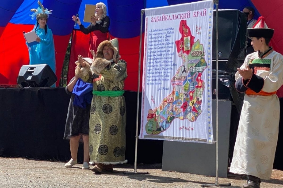    Вышитую вручную карту Забайкалья показали на фестивале «75 мастеровых»