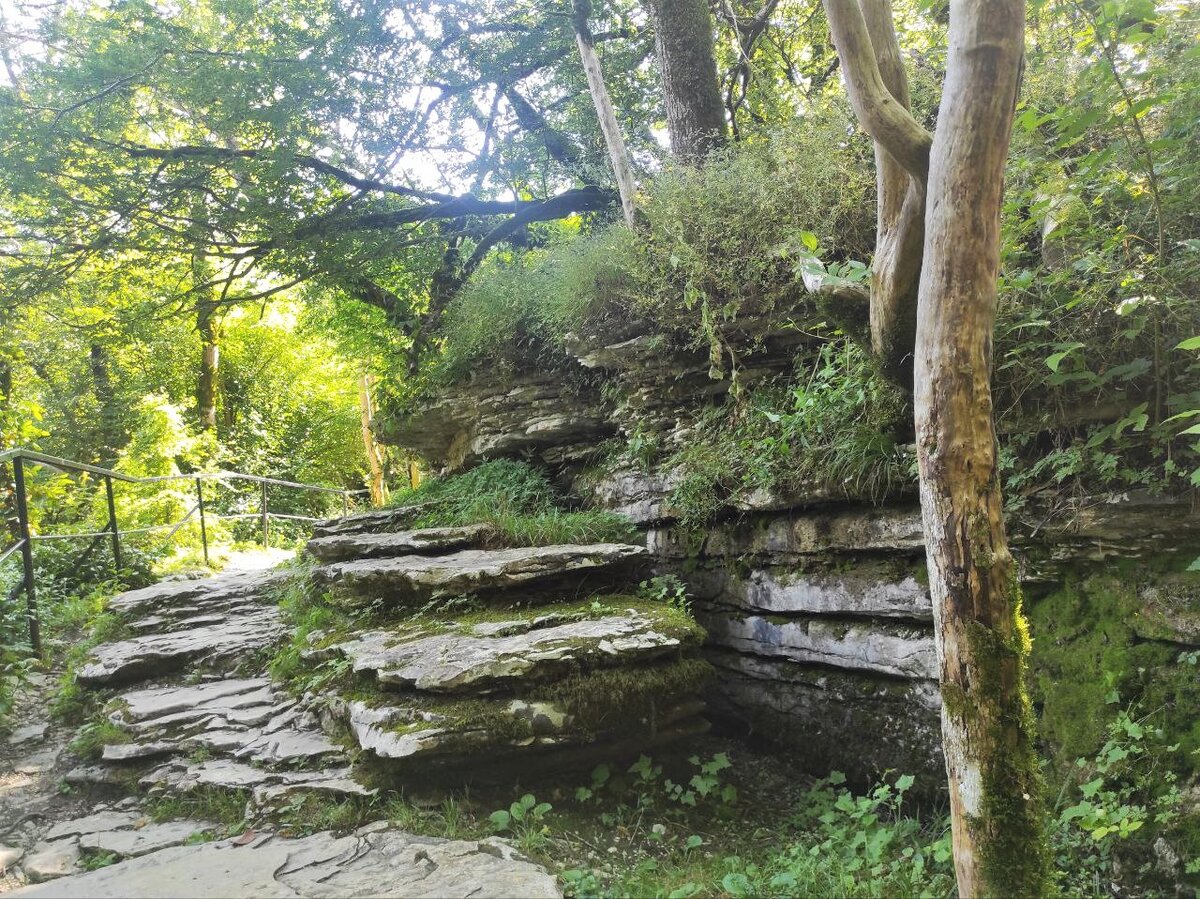 Интересно сколько же слоёв в скале..