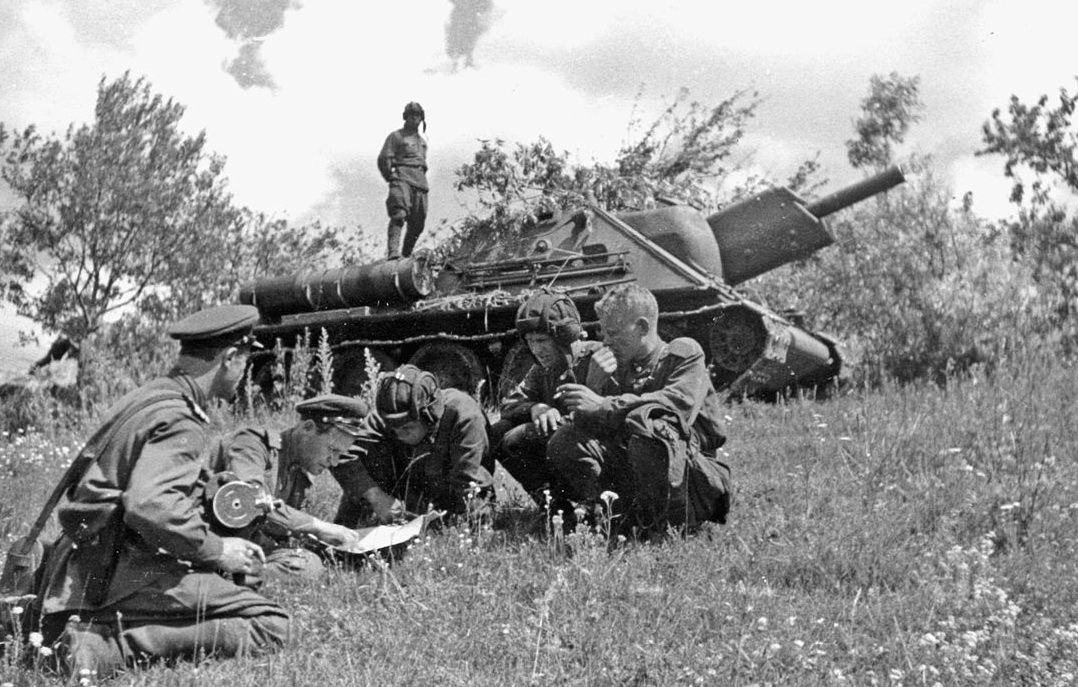 Постановка боевой задачи экипажу СУ-122. Фото из открытых источников