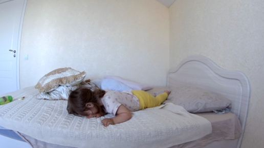 Скрытая камера в спальне сестры: 1000 роликов найдено