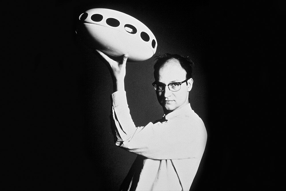 Матти Сууронен и модель дома &laquo;Futuro&raquo;. Архивное фото из открытых источников.