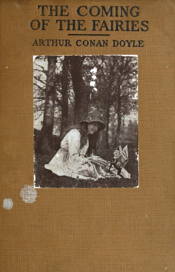 Книга Артура Конан Дойла "Явление фей". Издание 1922 года. На обложке изображена Элси Райт с феей 

