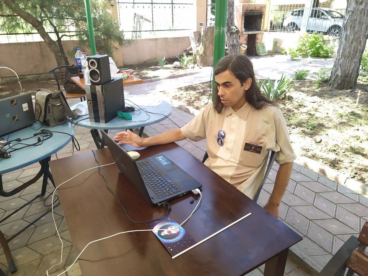 Эльдар Шарбатов (г. Ялта) проводит презентацию...  (с) Фото: Н. Остапцов