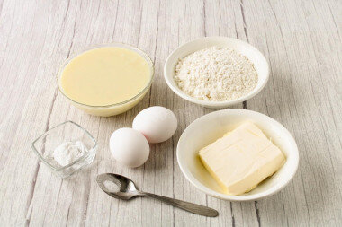 ШАГ 1:
Как сделать торт Маша? Подготовьте необходимые продукты для бисквита. Выбирайте качественное, проверенное сгущенное молоко. Без растительных жиров и пищевых добавок. В составе должно быть только два ингредиента: молоко и сахар. От качества сгущенки будет зависеть в итоге вкус и качество готового торта.