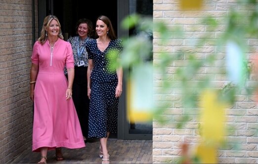 Леди Эдвина Гросвенор (в розовом платье) проводит Кейт по внутреннему двору благотворительного ЖК