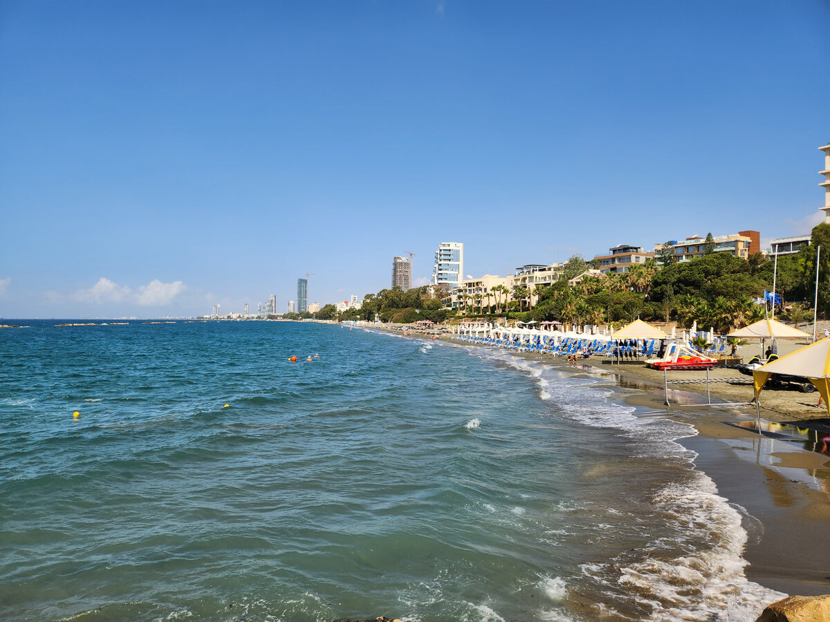 А это, если не ошибаюсь, Vouppa Beach – Blue Flag. Там чуть дальше коричневые лежаки и кресла-мешки S for Summer