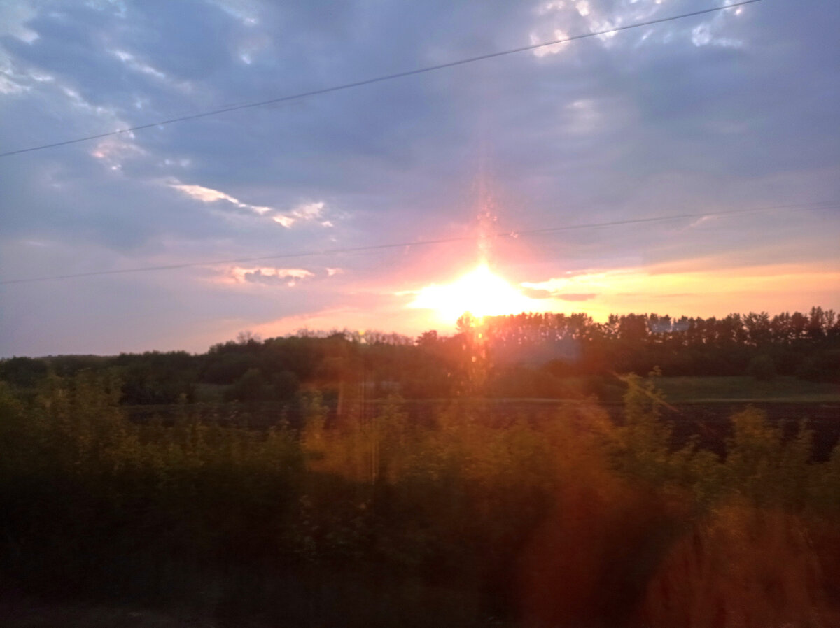 Закат через окно поезда