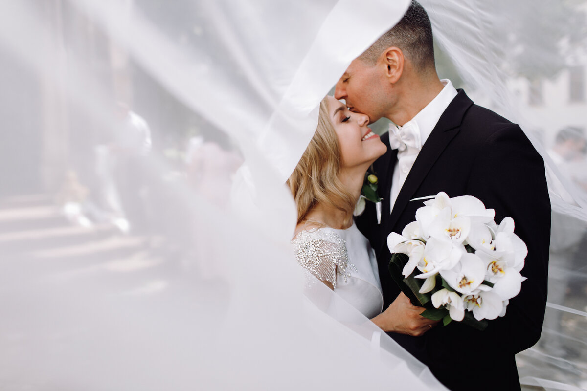  https://ru.freepik.com/free-photo/groom-in-black-tuxedo-hugs-tender-stunning-bride-while-they-stand_3337244.htm 