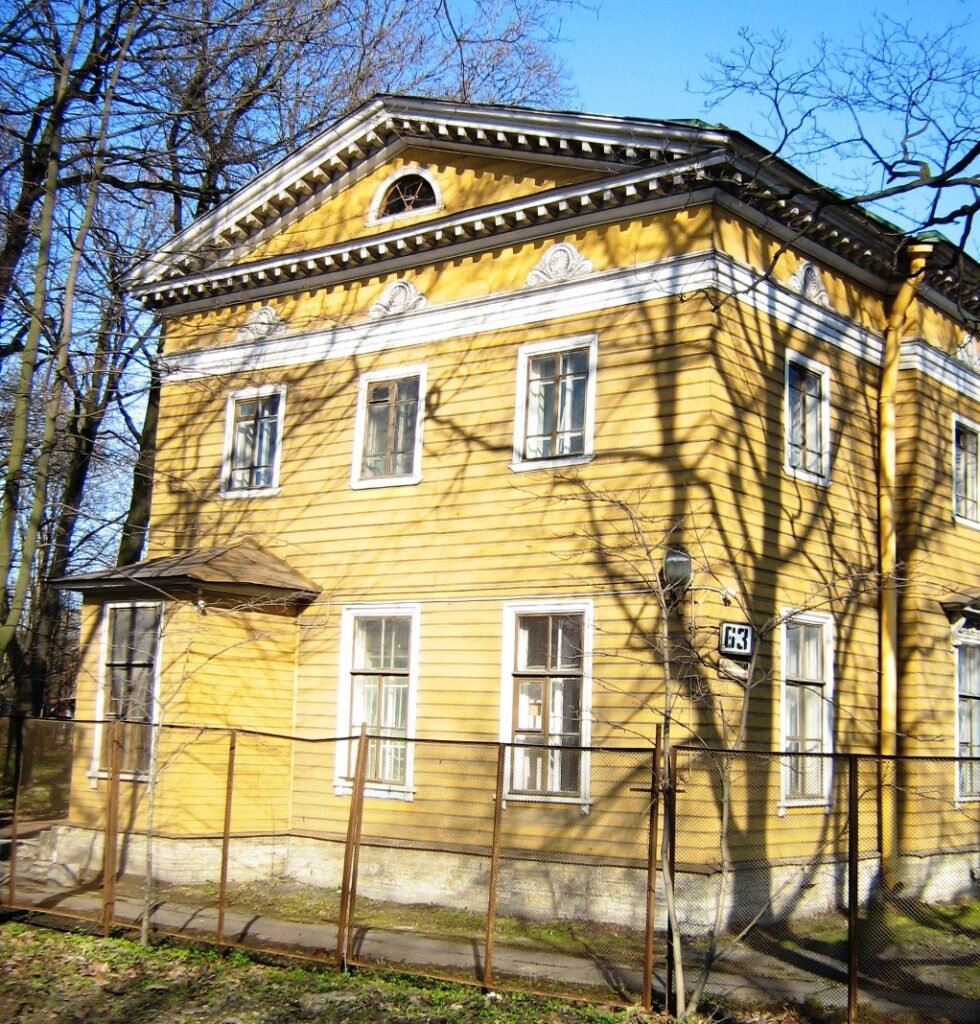 Один из торцевых фасадов главного дома