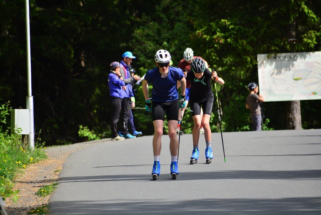 Роликовые лыжи. Человек на лыжероллерах. Лыжероллеры трассы. Лыжероллеры тренировки. Лыжероллеры для конькового хода.