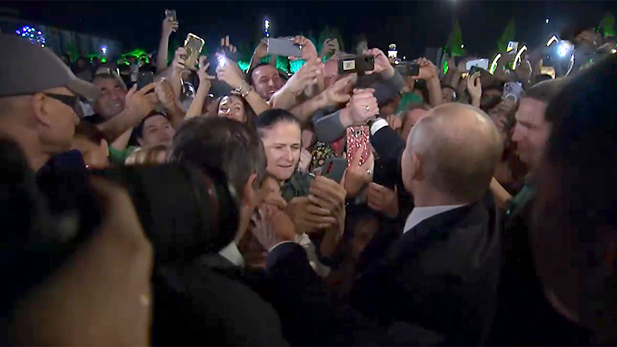 Возвращаясь к визиту человека, очень похожего на Владимира Путина в Дагестан, где тот внезапно показал чудеса коммуникабельности и открытости при общении, как с простым народом, так и с местными...-2