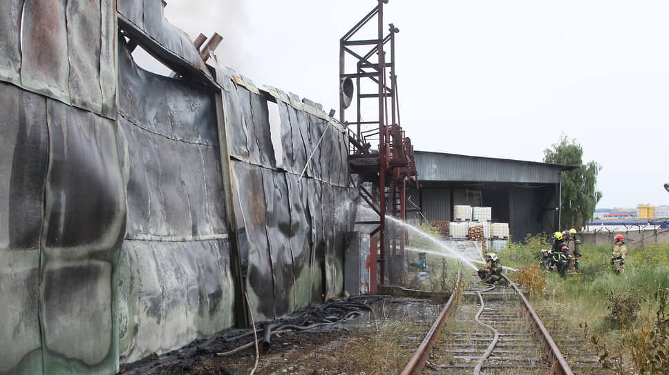 Фото: Роман Яровицын / Коммерсантъ📷Пожарные тушат огонь на территории завода «Бальзам»