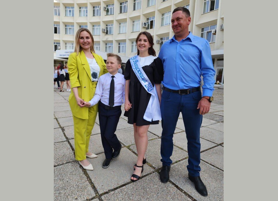    Карина Ищук с семьей. Фото: Из семейного архива Ищук