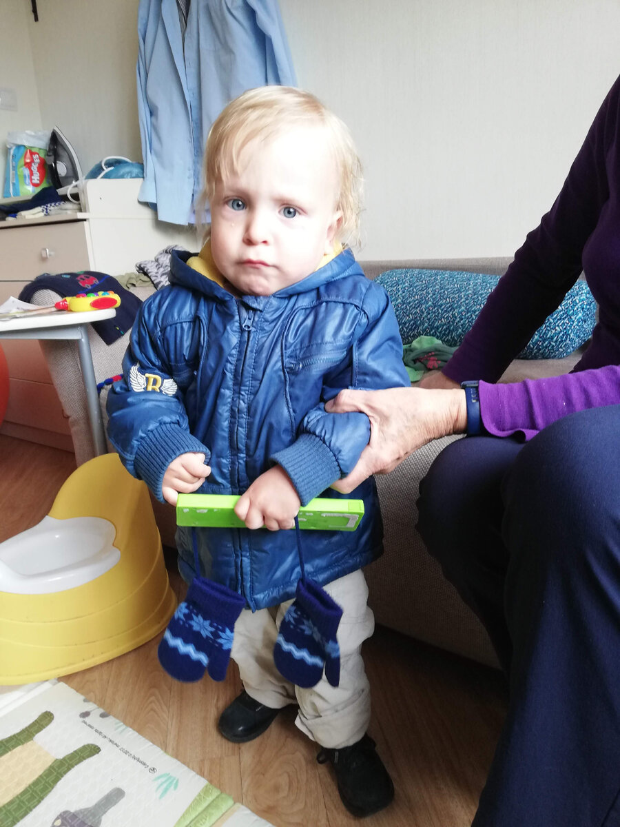 На фото хорошо виден горшок, который преследует ребëнка