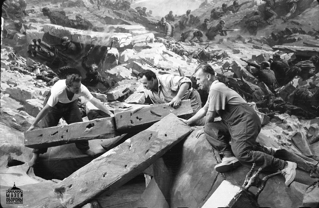 Художники Студии имени М.Б. Грекова за работой по монтажу предметного плана диорамы. Слева направо: Н.С. Присекин, Г.И. Марченко, П.Т. Мальцев 1959 г. Севастополь. Фото. Из фондов Музея обороны Севастополя