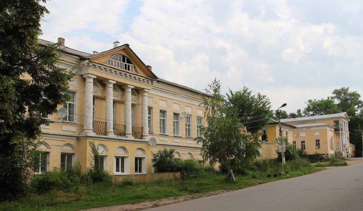 Дальний дом во время моего посещения продавался, на нем висели объявления. 