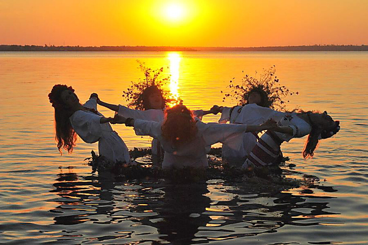 Фото ивана купало. Иван Купала (Купальская ночь). Иван Купала (Ivan Kupala). С праздником Ивана Купала. Ивана Купала праздник ночью.