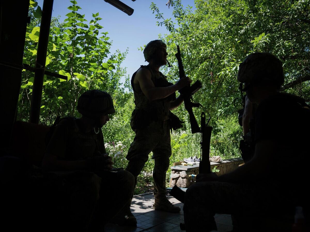    Украинские военнослужащие© AP Photo / Evgeniy Maloletka