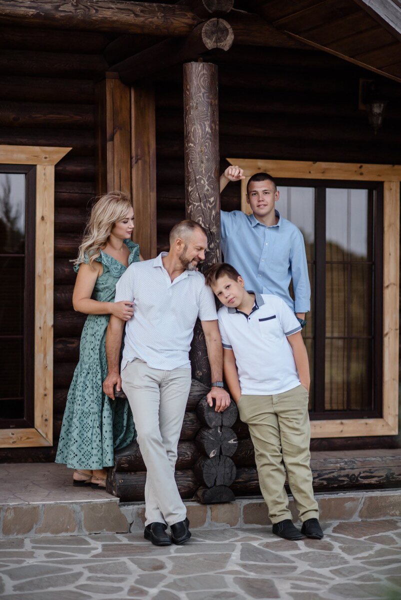 Семья Ирины Шаравиной: супруг и два сына. Фото принадлежит И. Шаравиной