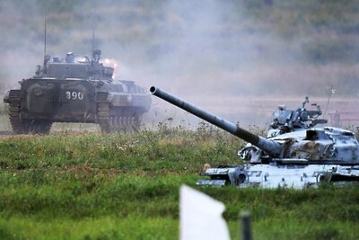   Слева на втором плане – боевая машина пехоты (БМП-2) во время динамического показа вооружений, военной и специальной техники мотострелковых войск в рамках Международного военно-технического форума (МВТФ) "Армия-2020" в сухопутном кластере на полигоне "Алабино" в Московской области. ©Илья Питалев РИА Новости