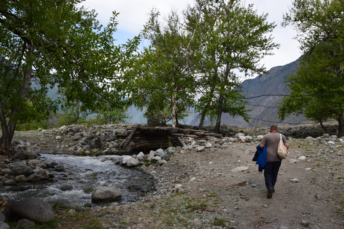 Начало тропы к Каменным Грибам от реки.