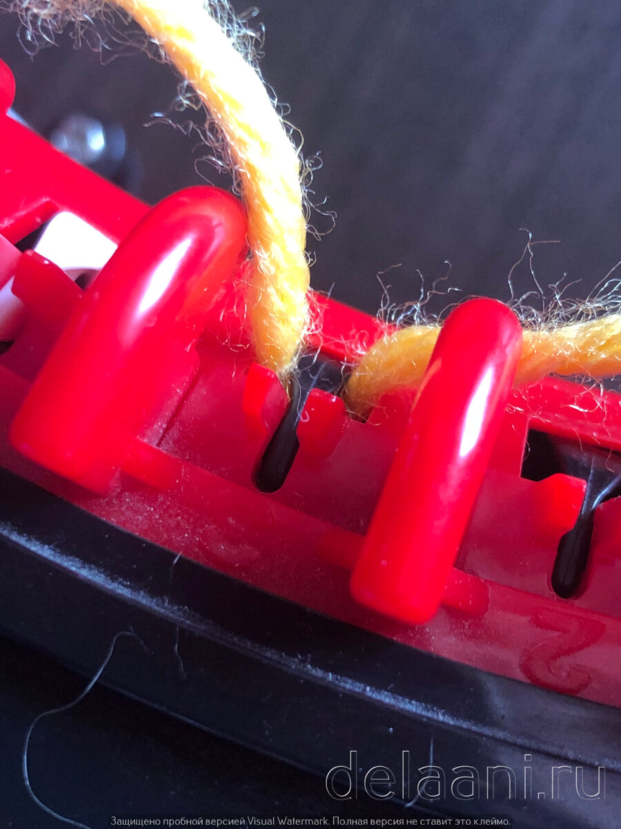 Попадание нити в отверстие на вязальной машинке Addi-Express Kingsize
