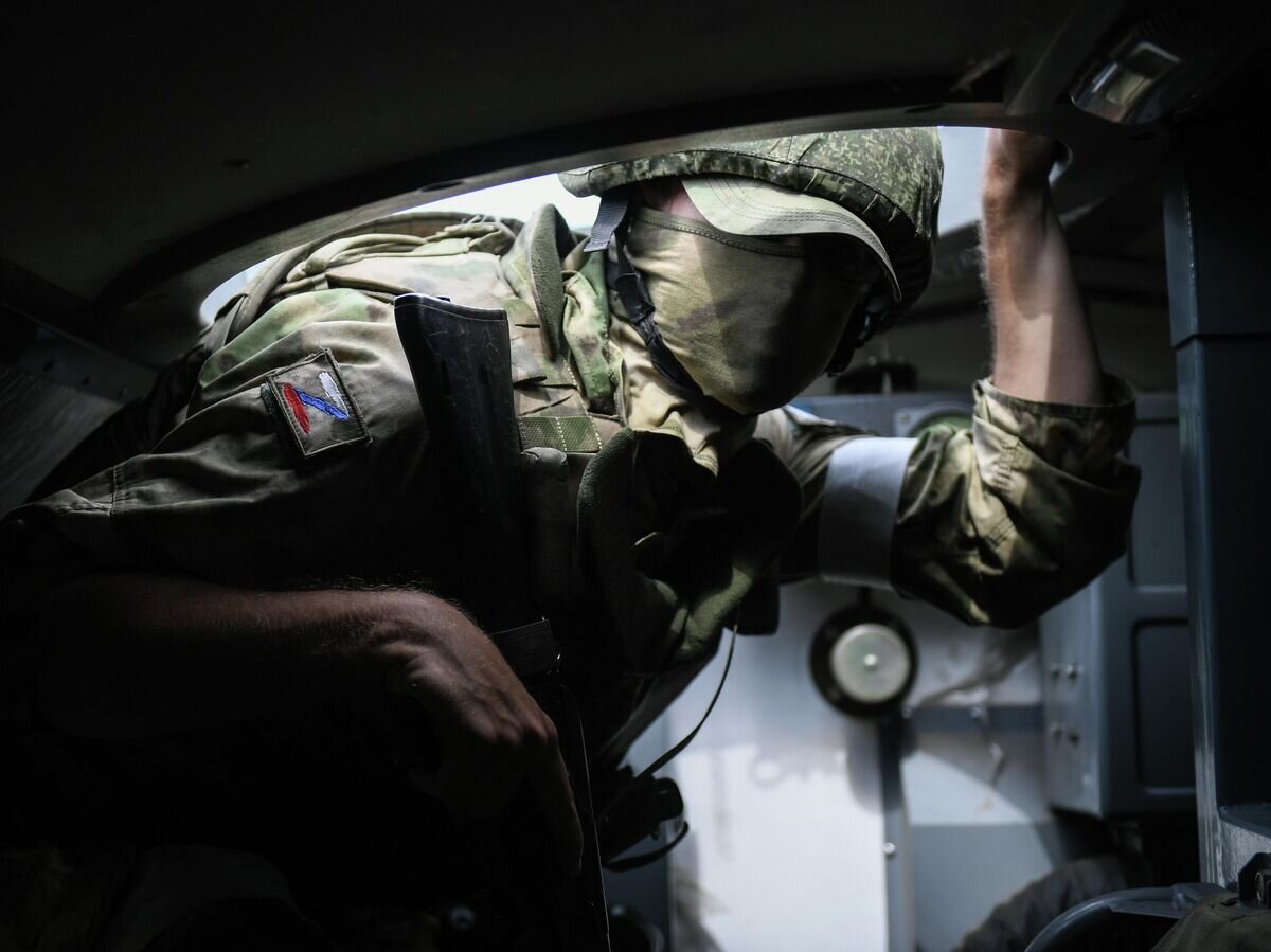    Российский военнослужащий возле КПП "Васильевка" на границе Запорожской области© РИА Новости / Константин Михальчевский